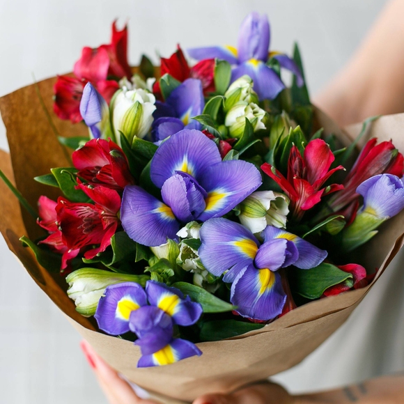 Букет из синих ирисов и альстромерии микс - S