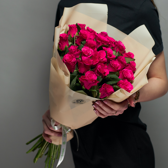 Букет из 25 розовых роз 50 см (Кения) в корейской упаковке