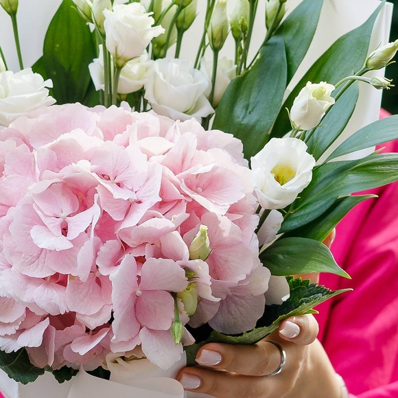 Букет из розовой гортензии и лизиантуса