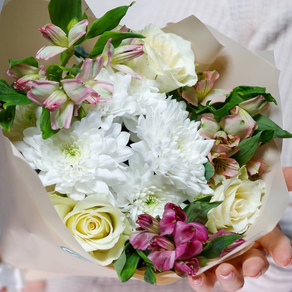 Букет из белых роз, хризантемы и альстромерии микс
