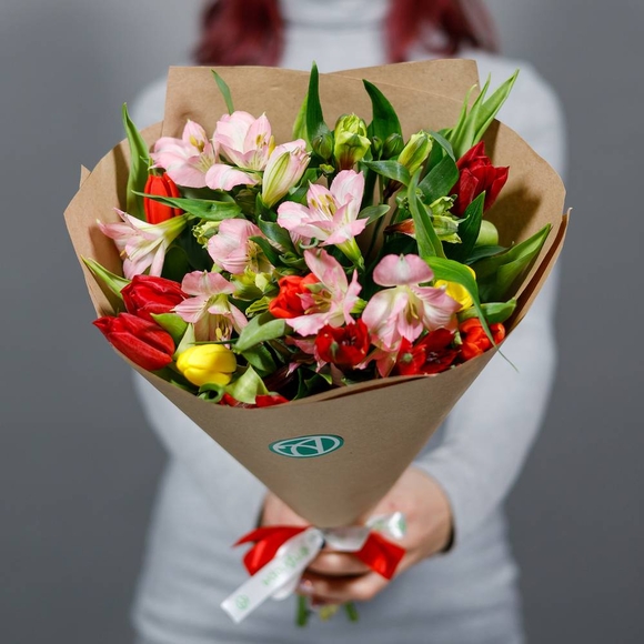 Букет из тюльпанов и альстромерии микс - М