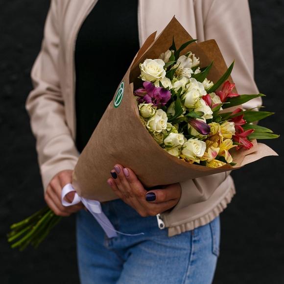 Букет из 7 белых кустовых роз и 4 альстромерий микс - S