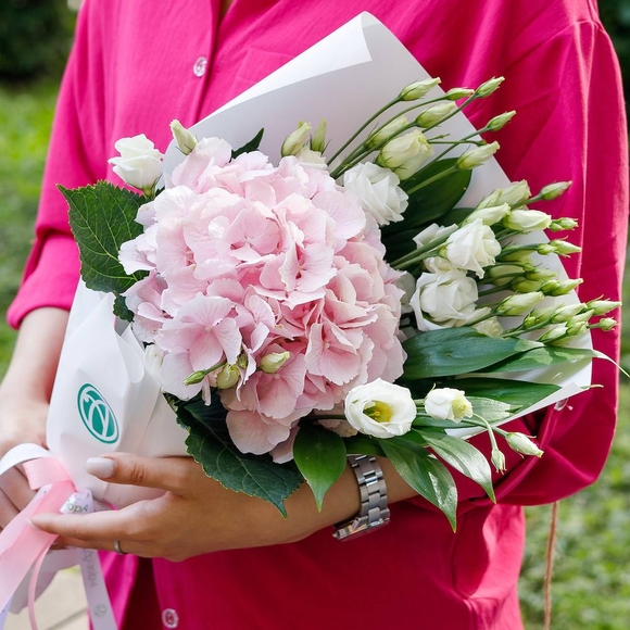 Букет из розовой гортензии и лизиантуса