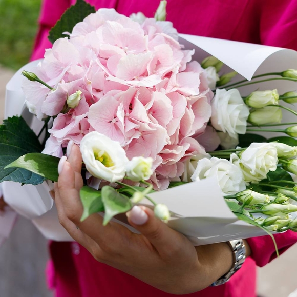 Букет из розовой гортензии и лизиантуса