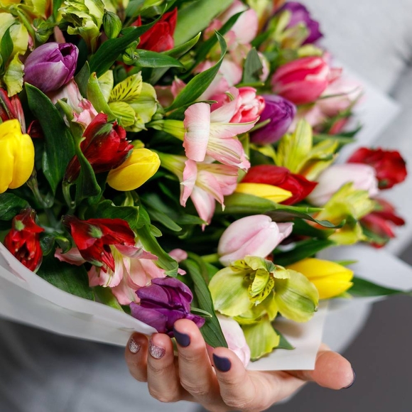 Букет из тюльпанов и альстромерии микс - L