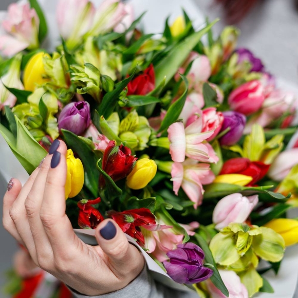 Букет из тюльпанов и альстромерии микс - L