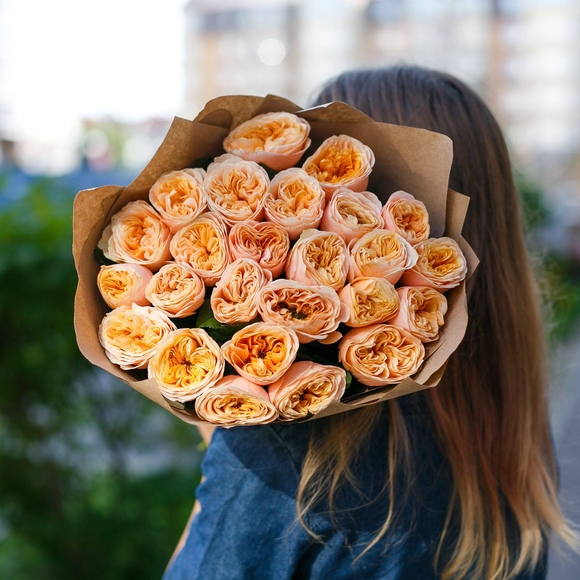 Букет из 25 пионовидных роз Вувузела Пич 50 см