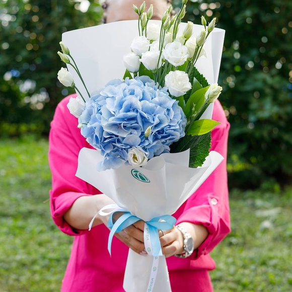 Букет из голубой гортензии и лизиантуса