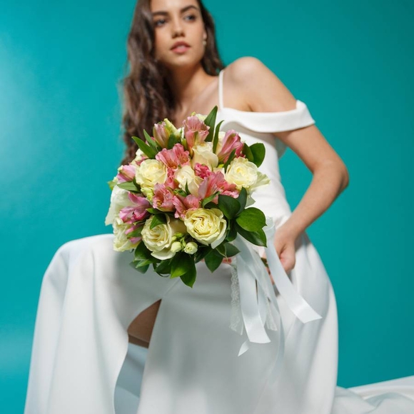 Букет невесты из роз, лизиантуса и альстромерии