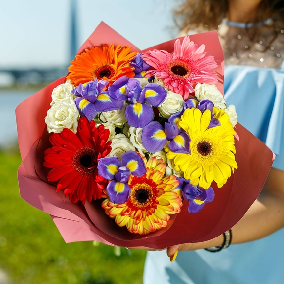 Букет из гербер, белых кустовых роз и ирисов - М