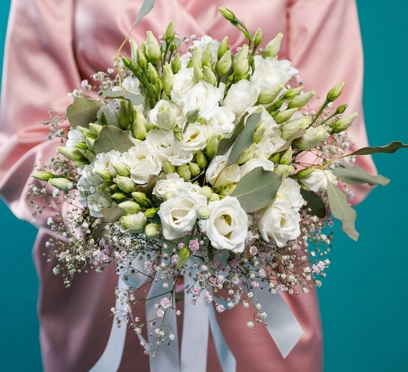 Букет невесты из белого лизиантуса и гипсофилы с эвкалиптом