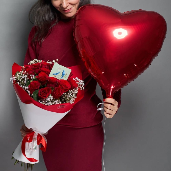 Набор размер М с букетом из красных роз 50 см (Кения) и гипсофилы - M