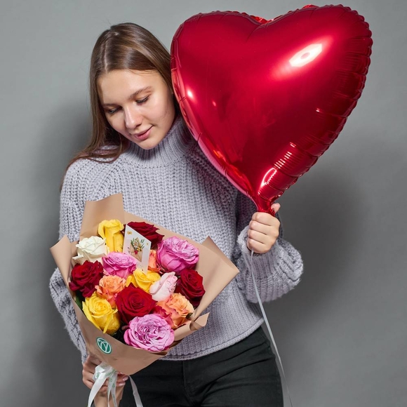 Набор размер M с букетом 15 роз яркий микс 50 см (Эквадор) в корейской упаковке