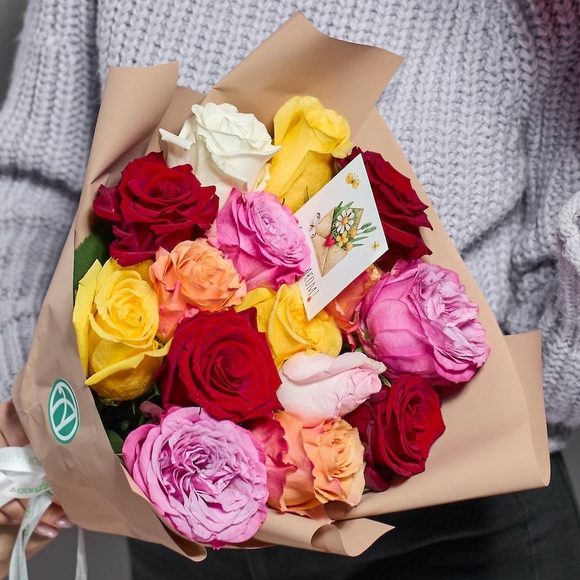 Набор размер M с букетом 15 роз яркий микс 50 см (Эквадор) в корейской упаковке