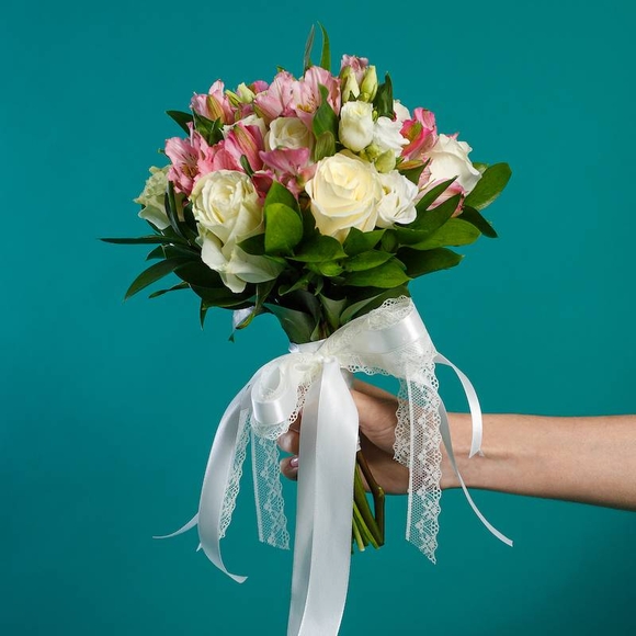 Букет невесты из роз, лизиантуса и альстромерии