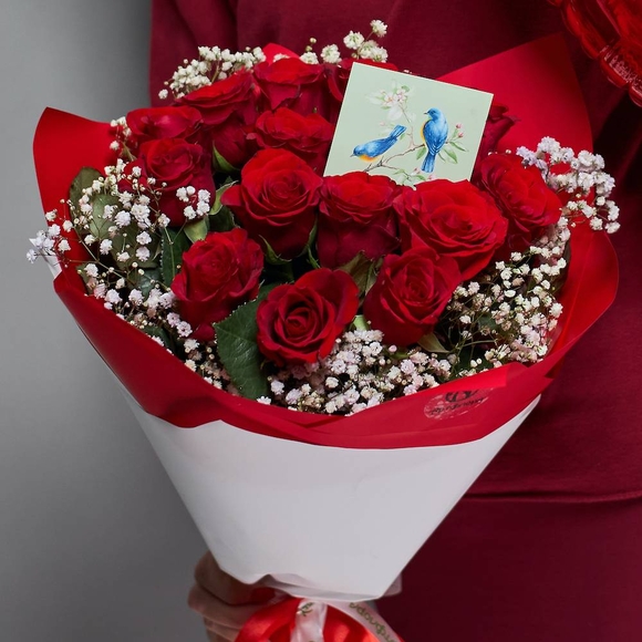 Набор размер М с букетом из красных роз 50 см (Кения) и гипсофилы - M