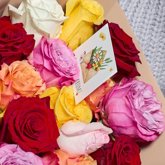 Набор размер M с букетом 15 роз яркий микс 50 см (Эквадор) в корейской упаковке