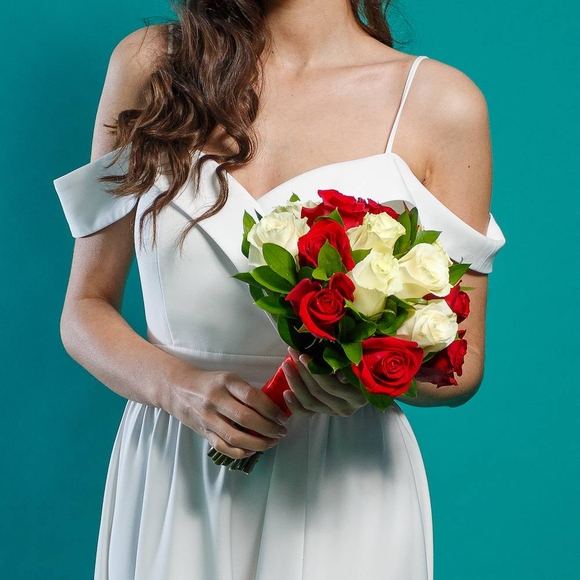 Букет невесты из красных и белых роз