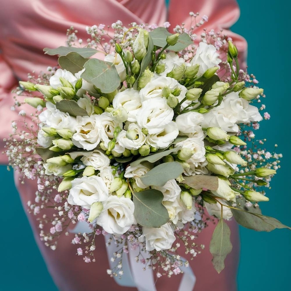 Букет невесты из белого лизиантуса и гипсофилы с эвкалиптом