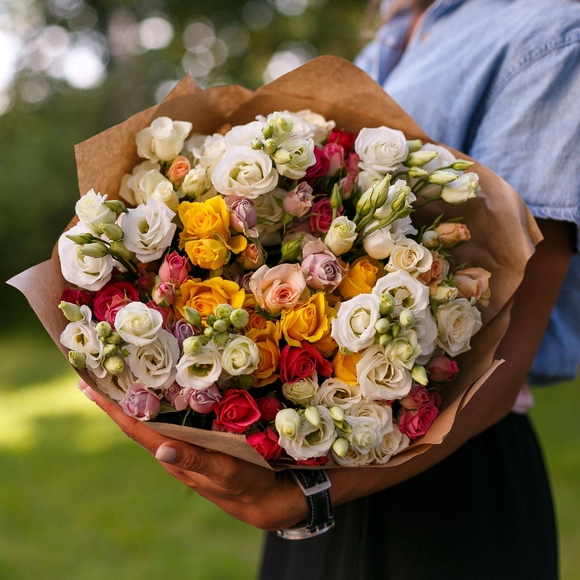 Букет из кустовых роз микс и лизиантуса - М