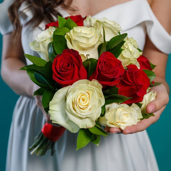 Букет невесты из красных и белых роз