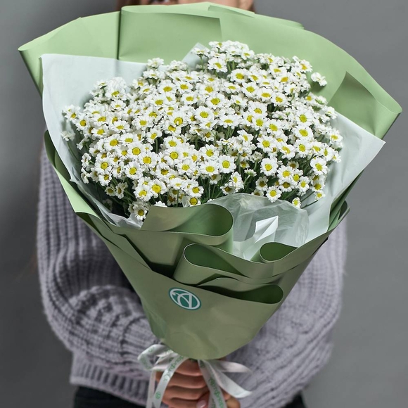 Букет из 15 белых кустовых хризантем Сантини в корейской упаковке