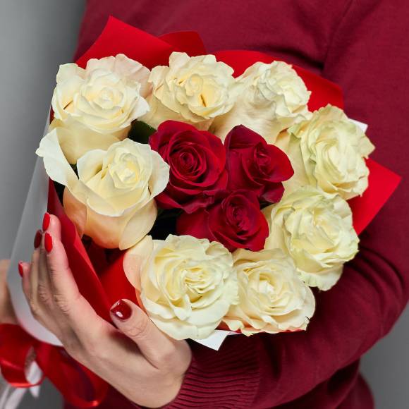 Букет из 11 красных и белых роз 50 см (Эквадор) в корейской упаковке купить  в СПб | Фото и видео букета | Артфлора