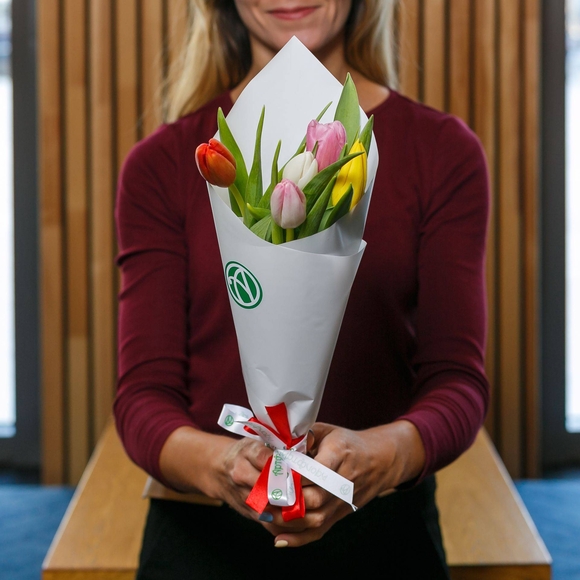 5 тюльпанов микс в белой упаковке