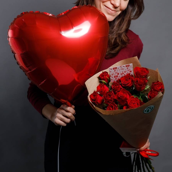 Набор размер M с букетом 15 роз Кения (50 см)
