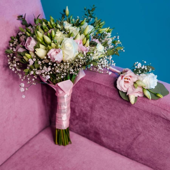 Набор букет невесты из роз, лизиантуса, гипсофилы и бутоньерка