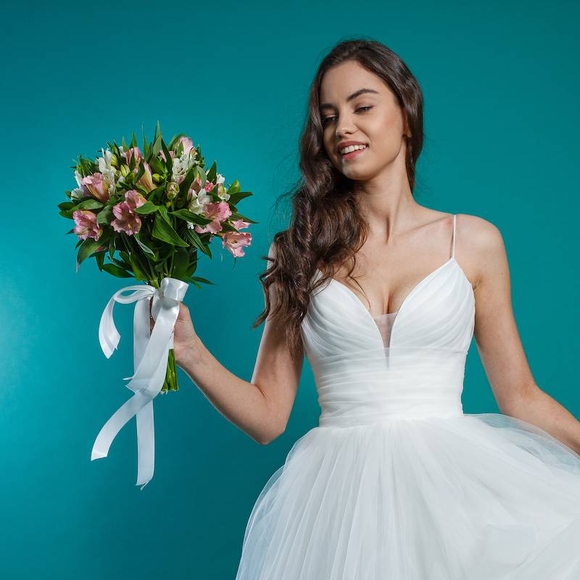 Букет невесты из розовых и белых альстромерий