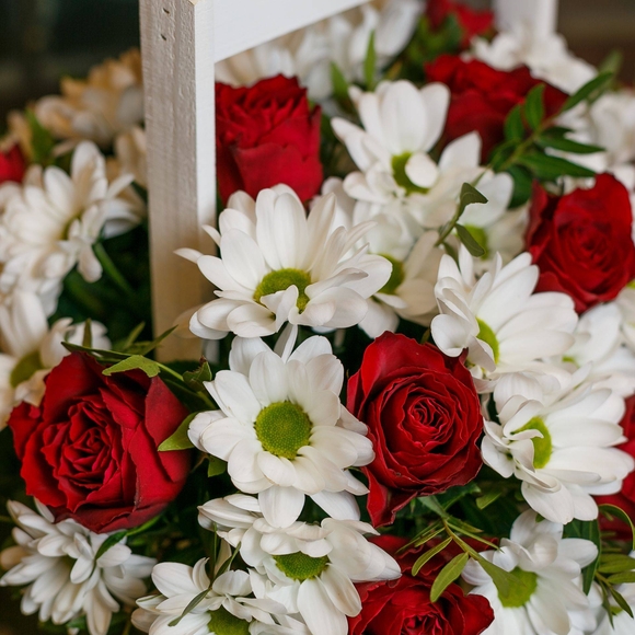 Деревянный ящик с кустовой хризантемой и красными розами (Кения)