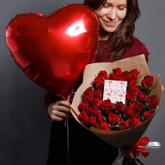 Набор размер М+ с букетом 25 роз Кения (50 см)