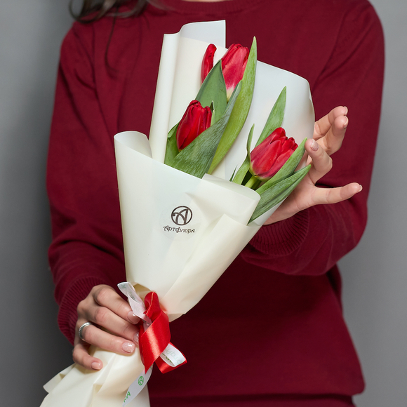 3 красных тюльпана в корейской упаковке