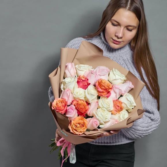 Букет из 25 роз нежный микс 50 см (Эквадор) в корейской упаковке