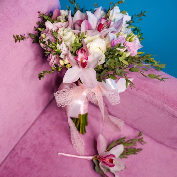 Набор букет невесты из орхидей, лизиантуса, фрезии, роз и бутоньерка