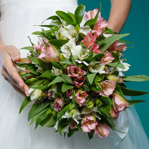 Букет невесты из розовых и белых альстромерий