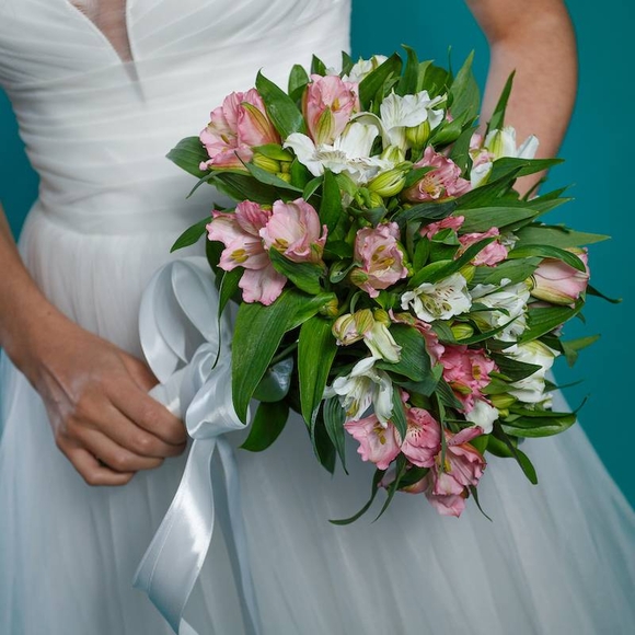 Букет невесты из розовых и белых альстромерий
