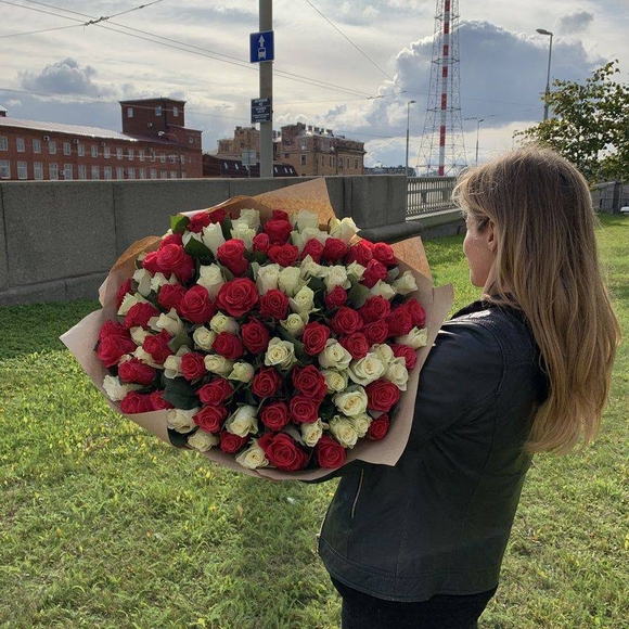 Букет из 101 белой и розовой розы 50 см (Кения)