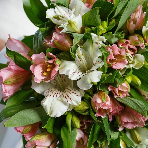 Букет невесты из розовых и белых альстромерий