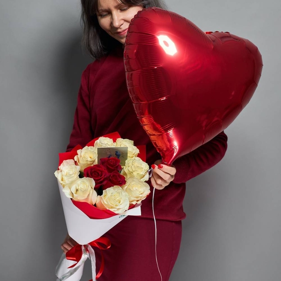 Набор размер S с букетом из 11 красных и белых роз 50 см (Эквадор)
