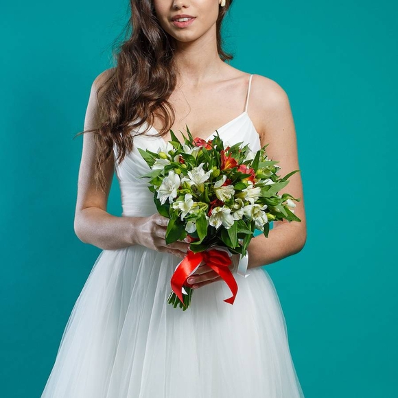 Букет невесты из красных и белых альстромерий
