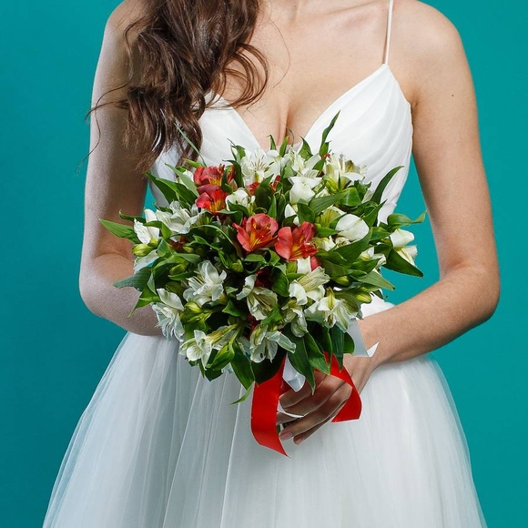 Букет невесты из красных и белых альстромерий
