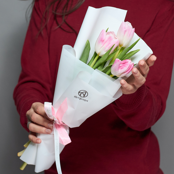 3 розовых тюльпана корейской упаковке