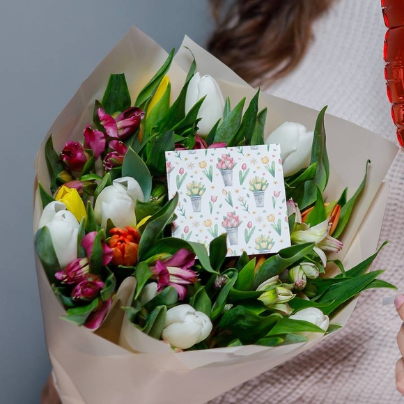 Набор размер M+ с букетом тюльпаны и альстромерия М