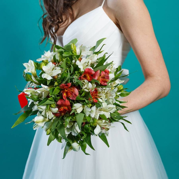 Букет невесты из красных и белых альстромерий