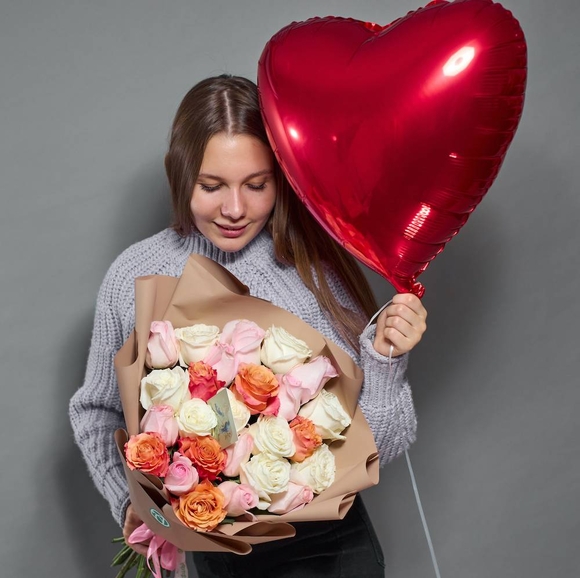 Набор размер L с букетом 25 роз нежный микс 50 см (Эквадор) в корейской упаковке