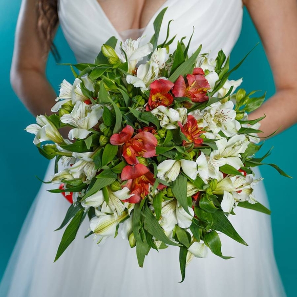 Букет невесты из красных и белых альстромерий