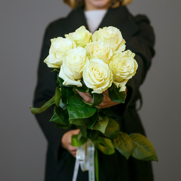 Букет из 7 белых роз 50 см (Эквадор) с атласной лентой