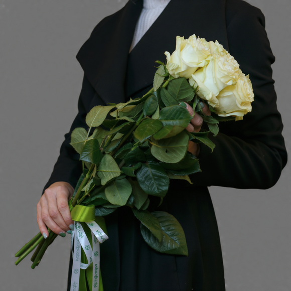 Букет из 7 белых роз 50 см (Эквадор) с атласной лентой